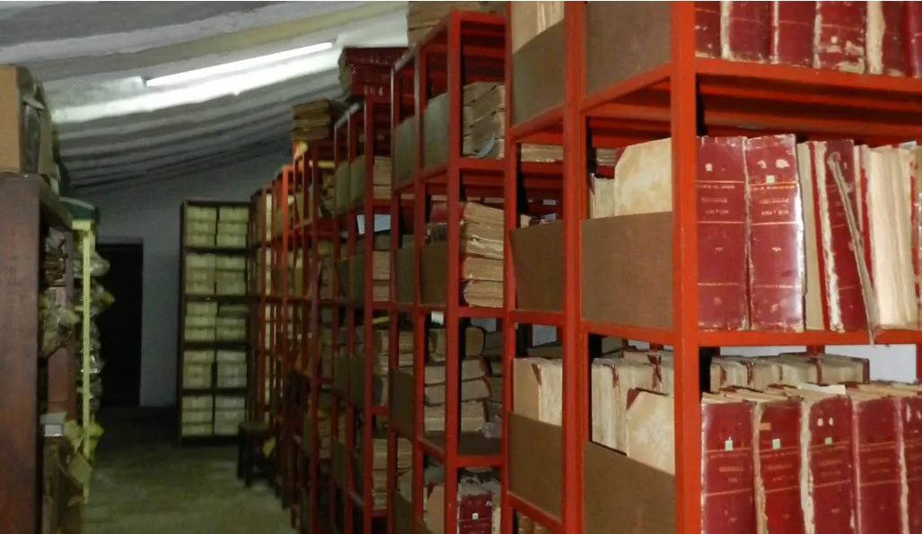 Libros y documentos históricos en el archivo